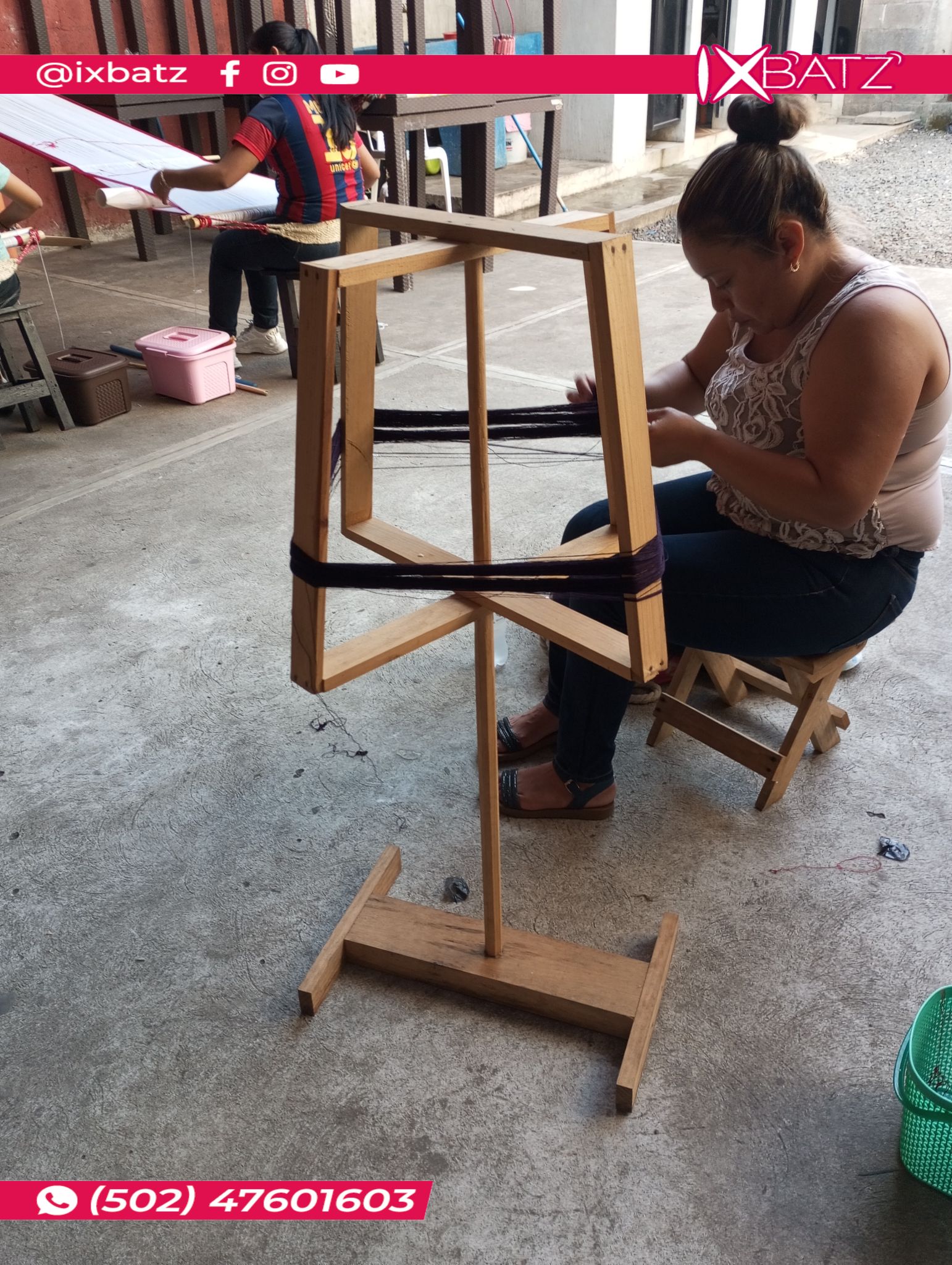 deshilando las madejas para hacer bolas de hilo.